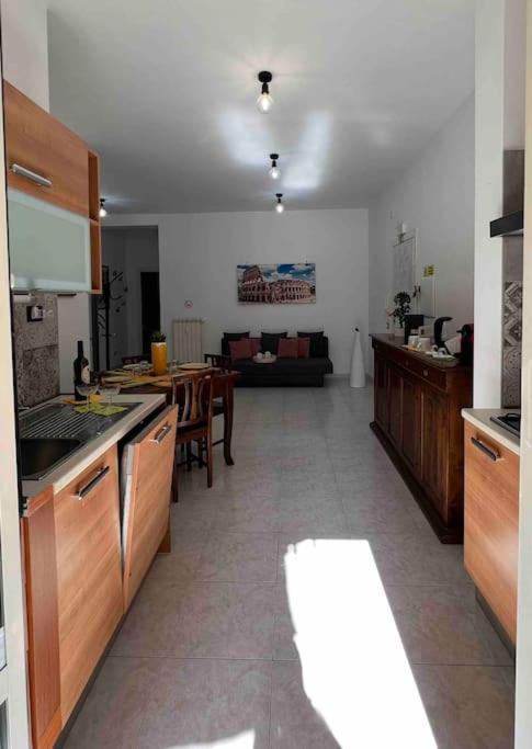 3 Fermate Dal Colosseo - Casa Vacanze Elena - 50 M Da Metro Garbatella 罗马 外观 照片