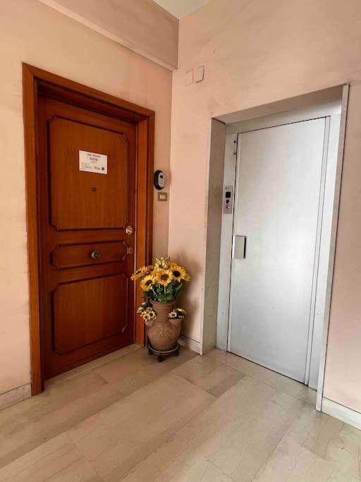 3 Fermate Dal Colosseo - Casa Vacanze Elena - 50 M Da Metro Garbatella 罗马 外观 照片
