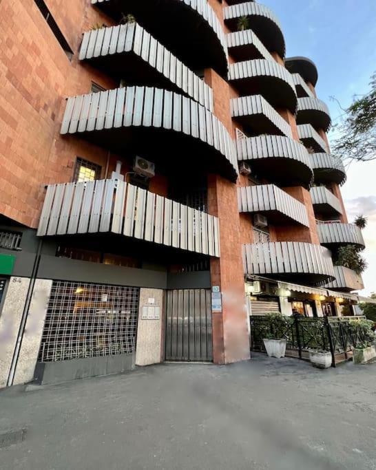 3 Fermate Dal Colosseo - Casa Vacanze Elena - 50 M Da Metro Garbatella 罗马 外观 照片