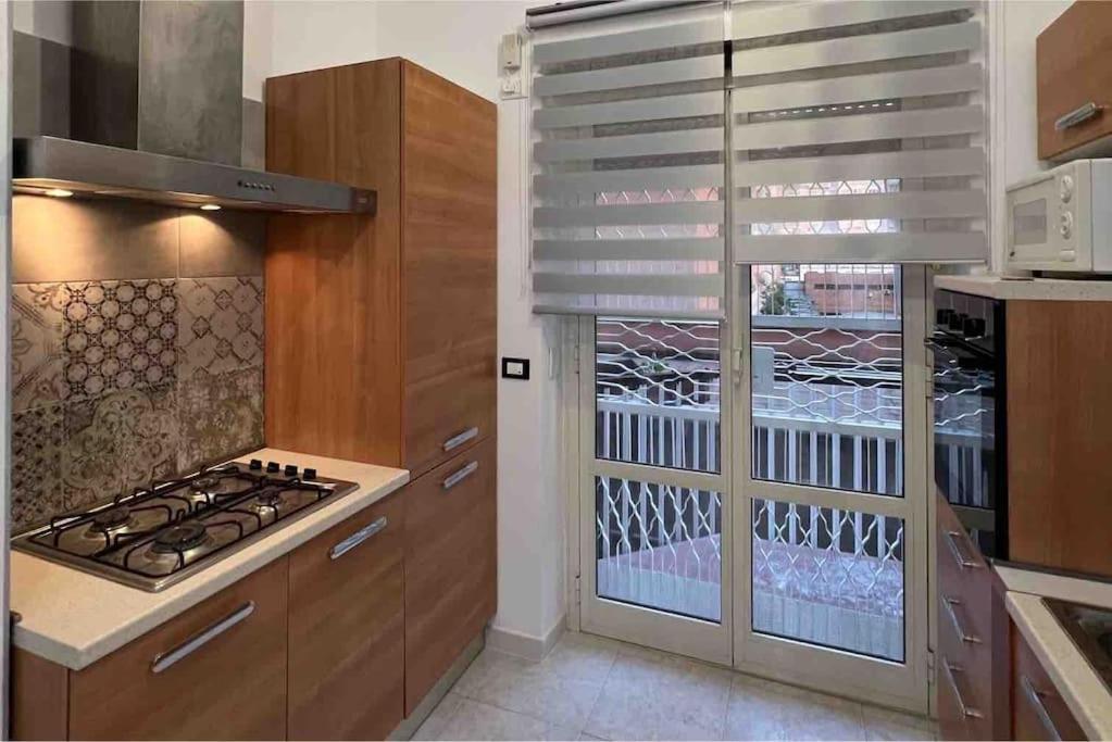 3 Fermate Dal Colosseo - Casa Vacanze Elena - 50 M Da Metro Garbatella 罗马 外观 照片
