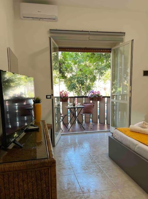 3 Fermate Dal Colosseo - Casa Vacanze Elena - 50 M Da Metro Garbatella 罗马 外观 照片