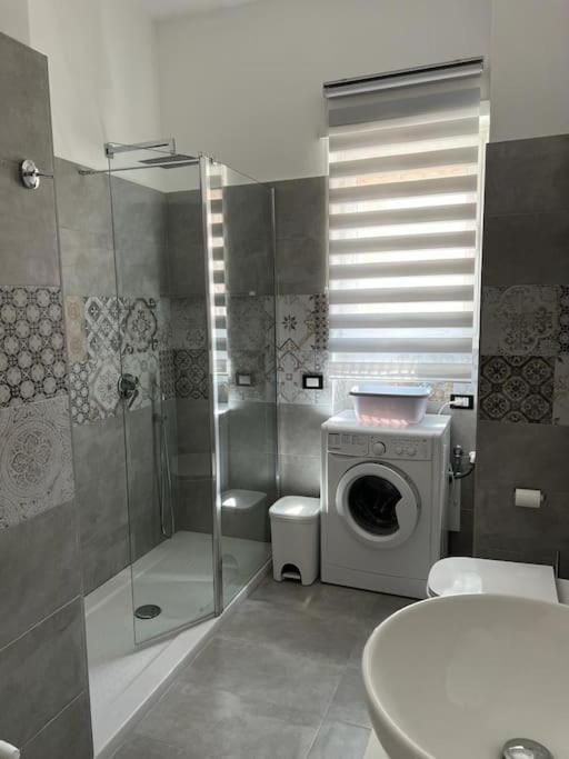 3 Fermate Dal Colosseo - Casa Vacanze Elena - 50 M Da Metro Garbatella 罗马 外观 照片