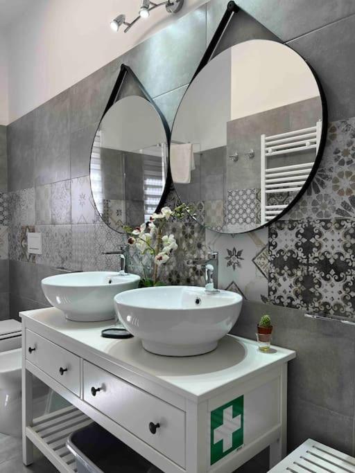 3 Fermate Dal Colosseo - Casa Vacanze Elena - 50 M Da Metro Garbatella 罗马 外观 照片